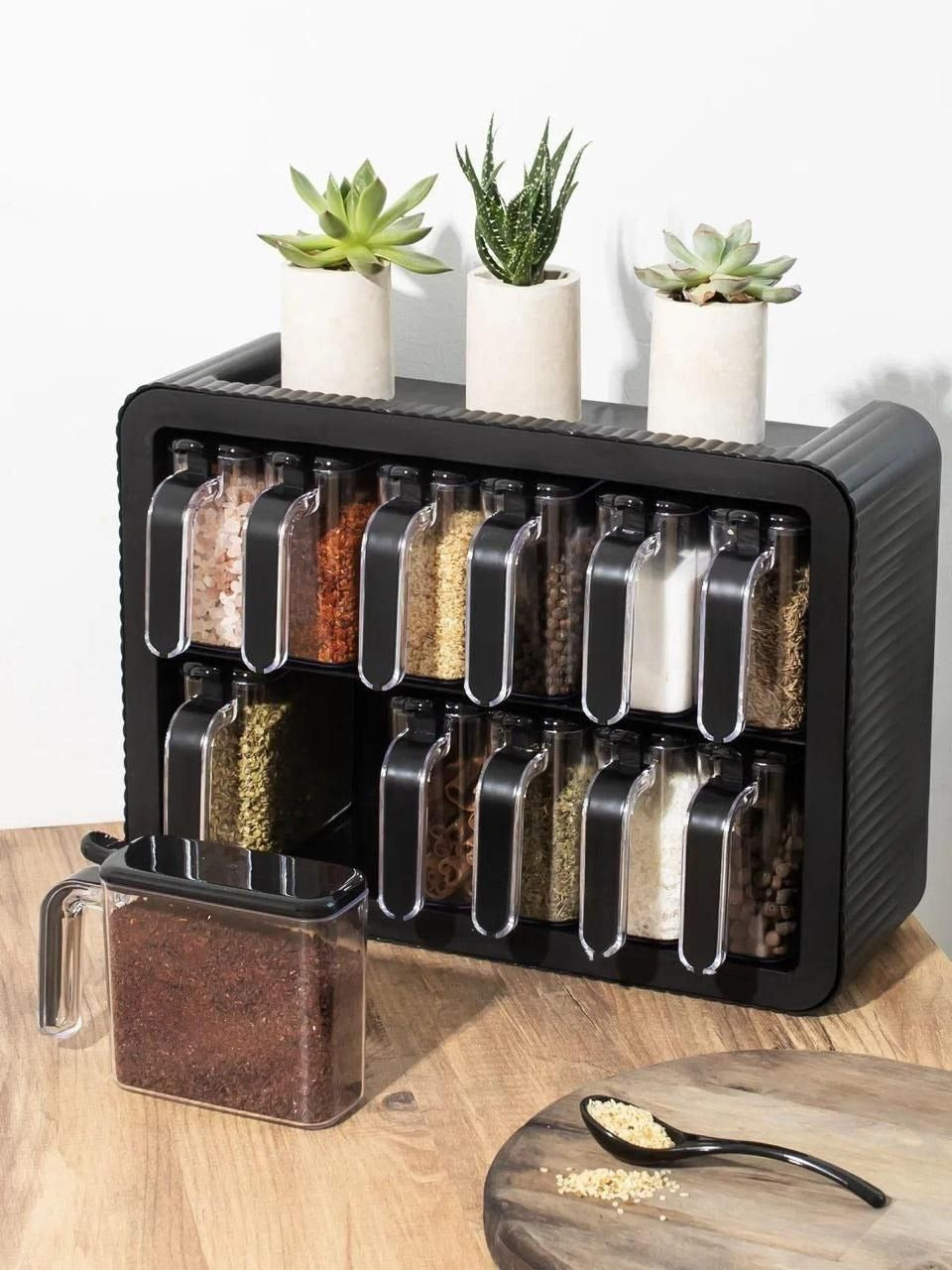 Organisateur d'épices avec cuillère autonivelante.